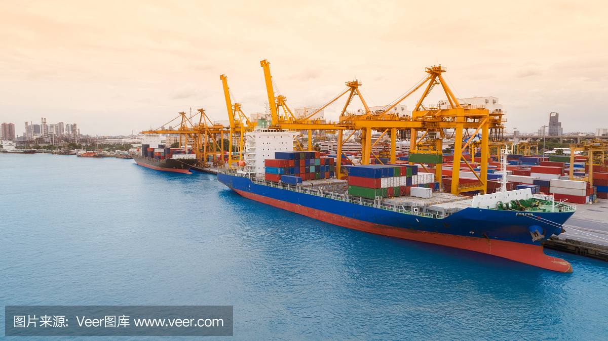船舶集装箱从海港和城市景观背景为进出口或运输概念。